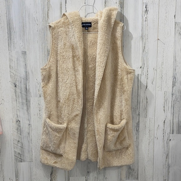 Zenana Outfitters Jackets & Blazers - 1114 Zenana Outfitters Cream Fuzzy Sleeveless Vest